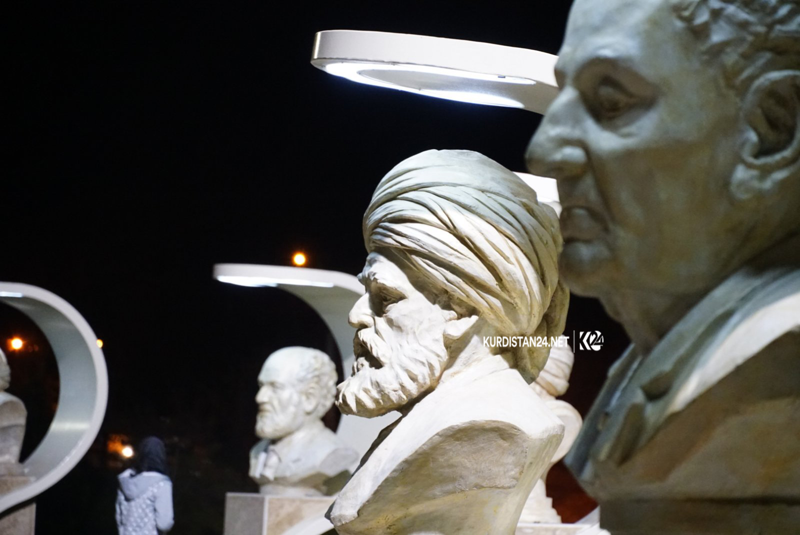 پەیکەری کەسایەتییەکانی سنە 